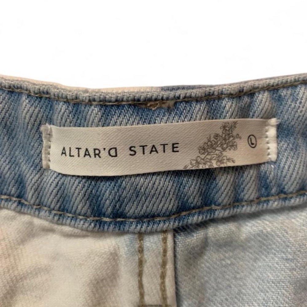 Altar'd State two-tone distressed denim shorts size Large - Picture 5 of 5